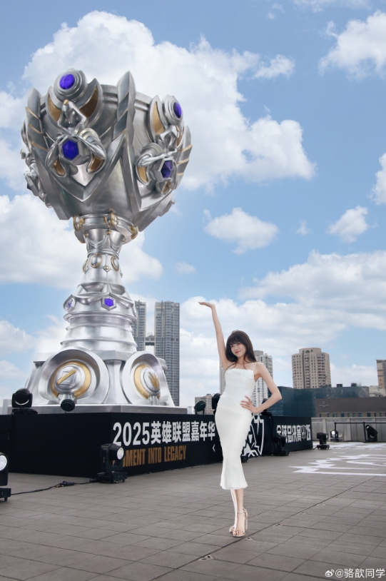 LPL女主持骆歆晒照：📷打卡春熙路巨型奖杯